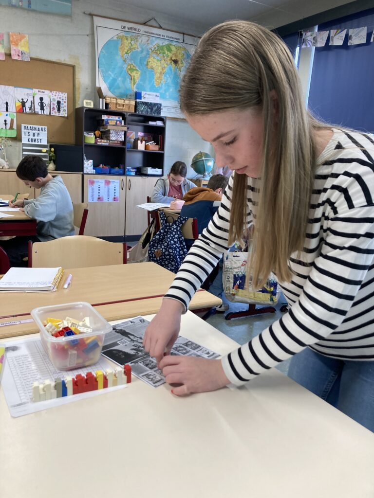 Challenge 1 jeugdboekenweek… Zo snel mogelijk een legotoren nabouwen!