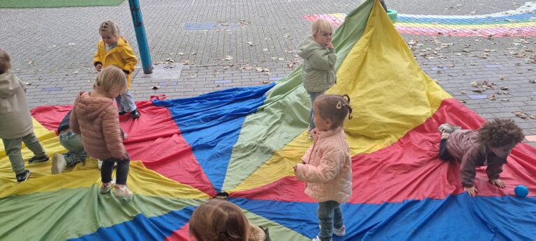 Jules speelt met ballen en ballonnen.