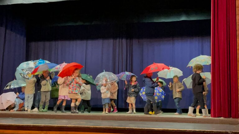 Laten we zingen en dansen in de regen