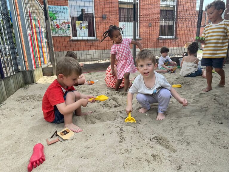 We spelen in de zandbak op school