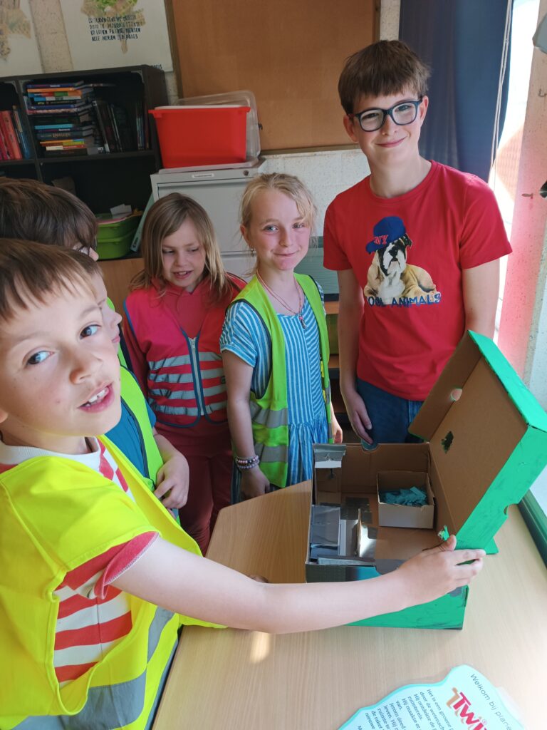 Een kijkje gaan nemen naar het openklasmoment van het 6e leerjaar.