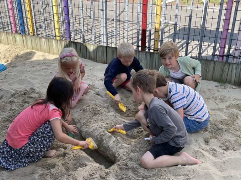 We spelen in de grote zandbak.
