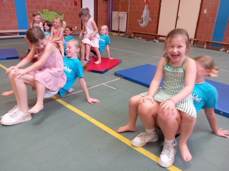 Gymmen 2-3de kleuterklas met het zesde leerjaar