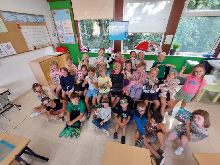 We namen allemaal een voorwerp mee naar de klas om onszelf voor te stellen.