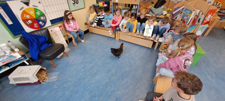 De paashaas en zijn mand vol eitjes.