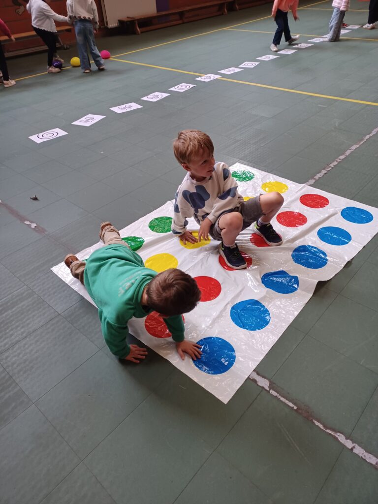 In de gymzaal rond handen en voeten