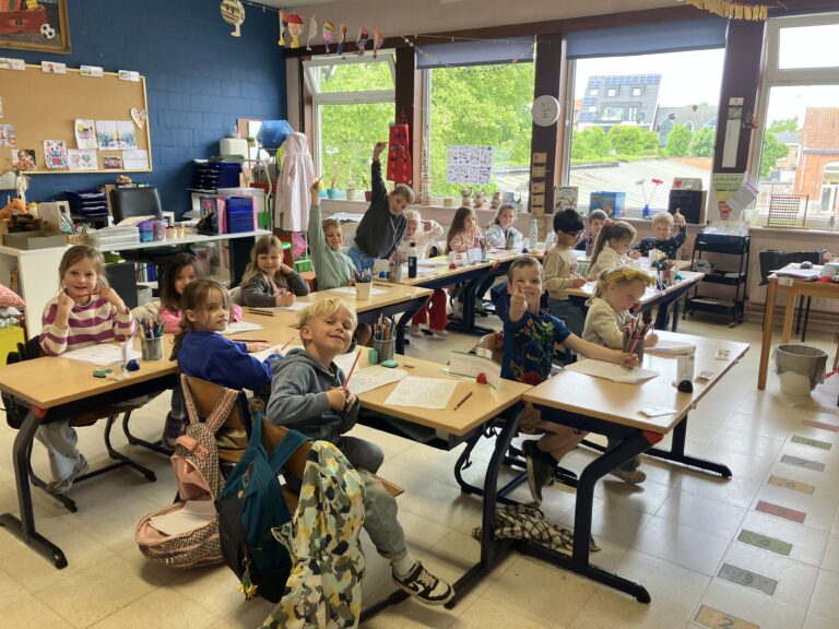 Kinderen van de 3de kleuterklas op bezoek in het eerste leerjaar