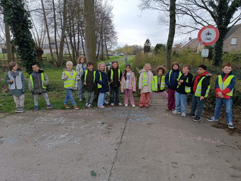 We leren over de kilometer… Dus we gingen wandelen, 1000 meter…